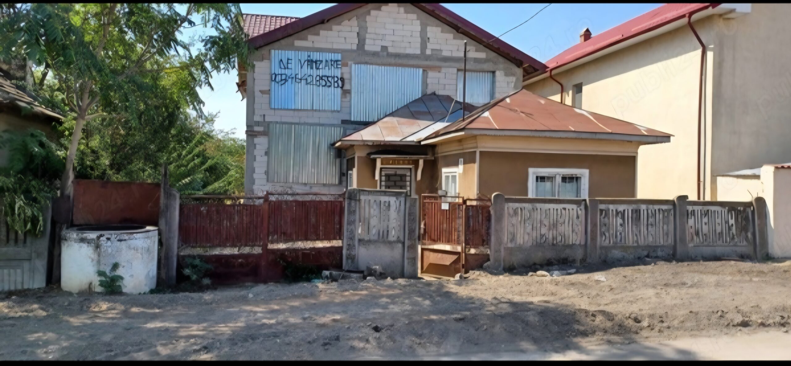 Casa de vanzare la rosu